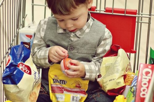 copil în supermarket